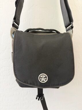 Crumpler Four Million Dollar Home - DSLR/Camera Crossbody - Black & Light Blue